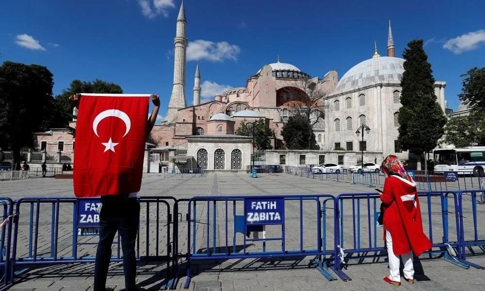 Πανηγυρίζουν οι Τούρκοι τη βεβήλωση του συμβόλου της χριστιανοσύνης